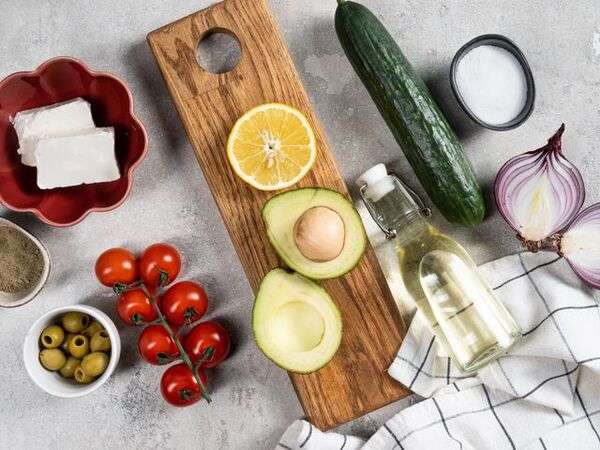 Ingredientes frescos organizados sobre uma mesa de cozinha